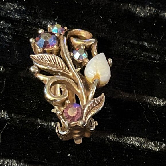 Vtg MCM STAR Brand Elegant Purple AB Crystals Leaf & Vine Clip-on Earrings - Picture 2 of 7